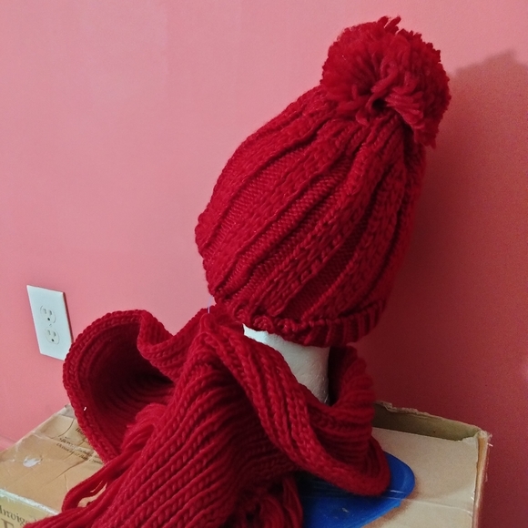 Adidas 5 compartments  $38+  free hat or scarf. - Picture 7 of 12